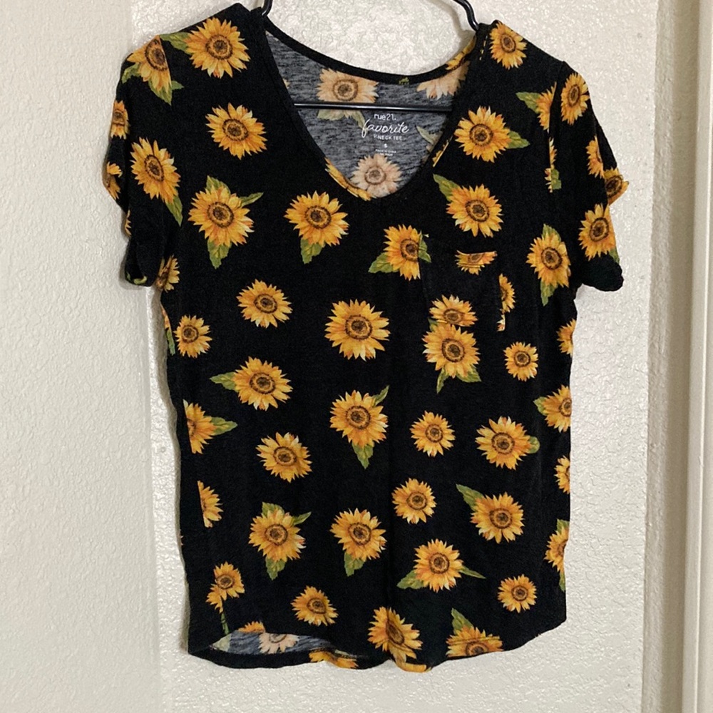 Rue 21 Favorite V-Neck Tee Small Sunflower with Small Pocket